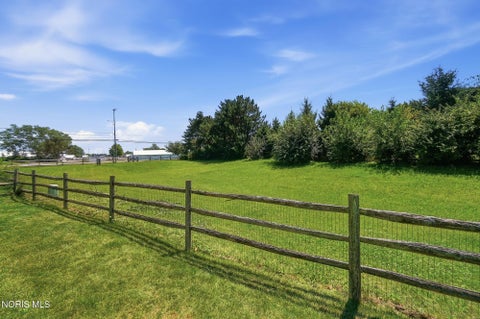 Tiny photo for 1079 Raven Road, Bowling Green, OH 43402 (MLS # 10011136)