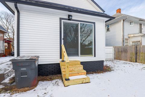 Tiny photo for 2121 Airport Highway, Toledo, OH 43609 (MLS # 10002705)