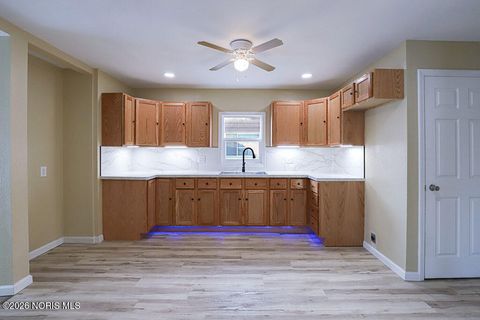 Tiny photo for 2121 Airport Highway, Toledo, OH 43609 (MLS # 10002705)