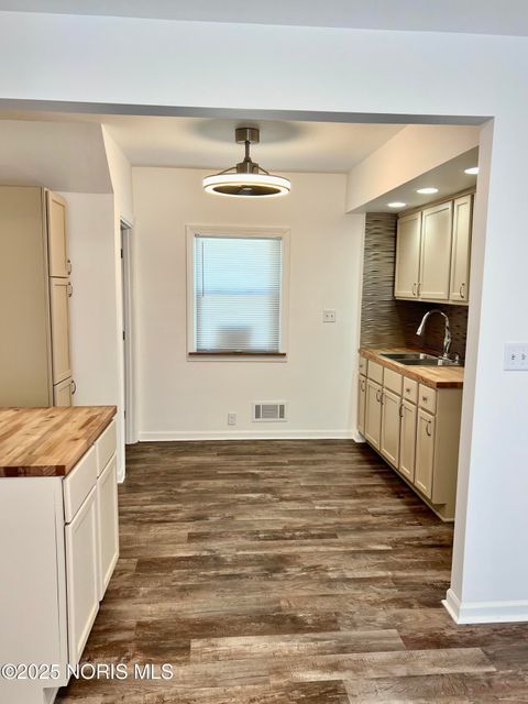 Tiny photo for 541 Oakdale Avenue, Toledo, OH 43605 (MLS # 10000456)