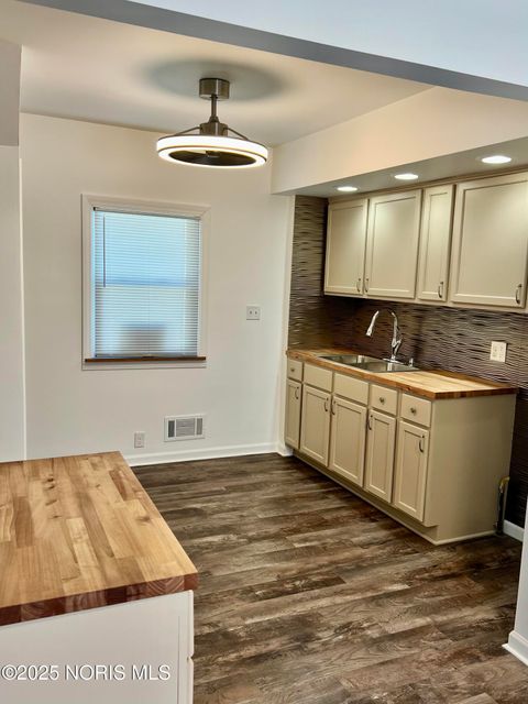 Tiny photo for 541 Oakdale Avenue, Toledo, OH 43605 (MLS # 10000456)