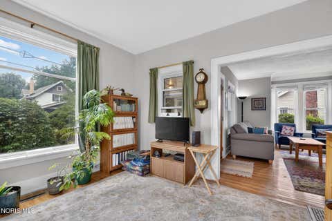 Tiny photo for 203 Buttonwood Avenue, Bowling Green, OH 43402 (MLS # 10011948)