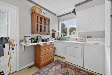 Tiny photo for 203 Buttonwood Avenue, Bowling Green, OH 43402 (MLS # 10011948)