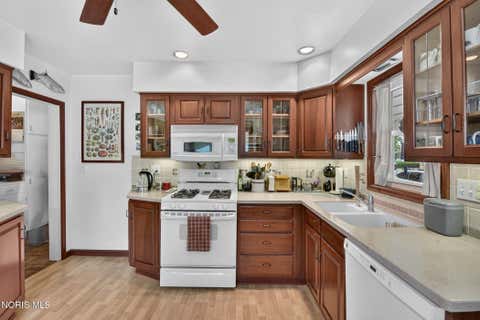 Tiny photo for 203 Buttonwood Avenue, Bowling Green, OH 43402 (MLS # 10011948)