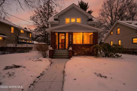 Photo of 2352 Castlewood Drive, Toledo, OH 43613 (MLS # 10003722)