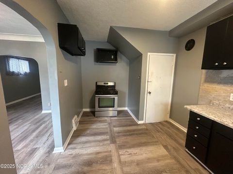 Tiny photo for 835 Toronto Avenue, Toledo, OH 43609 (MLS # 10001627)