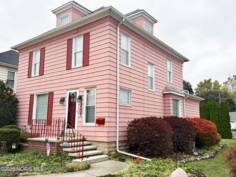 Photo of 160 Elm Street, Fostoria, OH 44830 (MLS # 10000915)