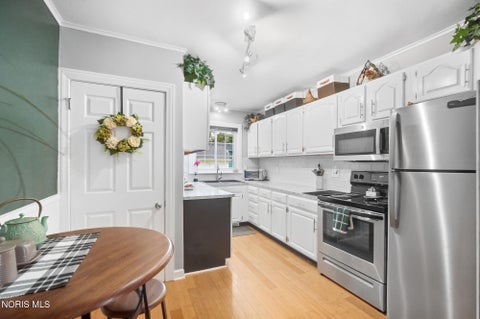 Tiny photo for 405 W Wayne Street, Maumee, OH 43537 (MLS # 10013776)
