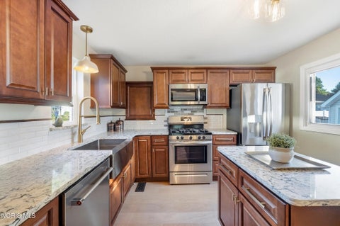 Tiny photo for 1401 River Road, Maumee, OH 43537 (MLS # 10013984)