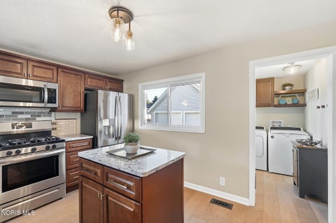 Tiny photo for 1401 River Road, Maumee, OH 43537 (MLS # 10013984)