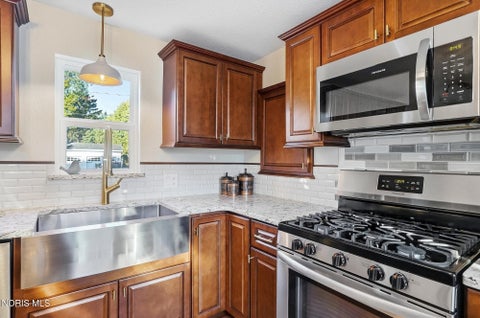 Tiny photo for 1401 River Road, Maumee, OH 43537 (MLS # 10013984)