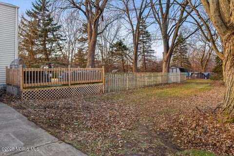 Tiny photo for 180 S Stadium Road, Oregon, OH 43616 (MLS # 10002357)