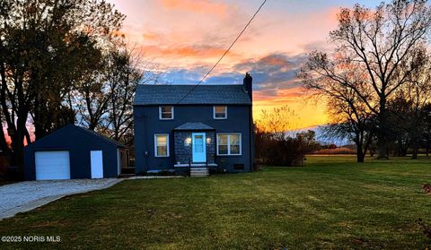 Photo of 1450 S Lallendorf Road, Oregon, OH 43616 (MLS # 10005298)