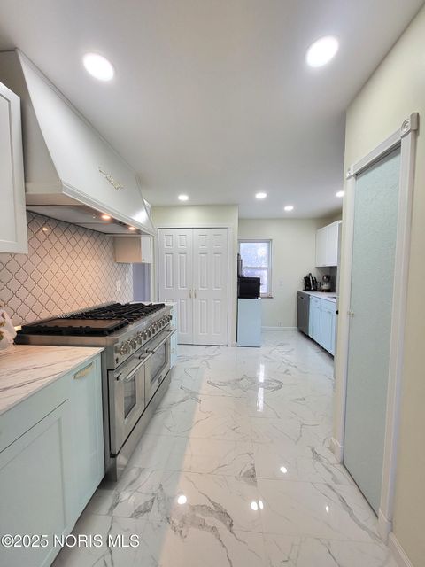 Tiny photo for 1450 S Lallendorf Road, Oregon, OH 43616 (MLS # 10005298)