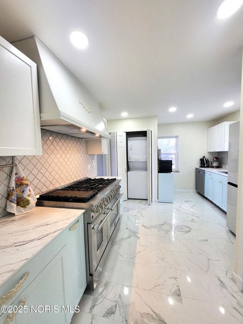 Tiny photo for 1450 S Lallendorf Road, Oregon, OH 43616 (MLS # 10005298)