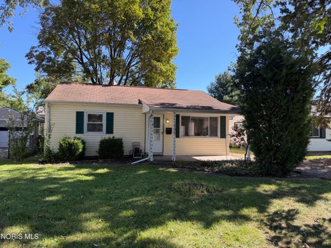 Photo of 886 Lochhaven Boulevard, Maumee, OH 43537 (MLS # 10013472)