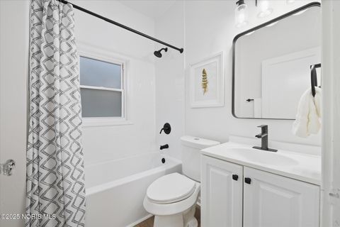 Tiny photo for 1044 Hawk Street, Toledo, OH 43612 (MLS # 10000438)