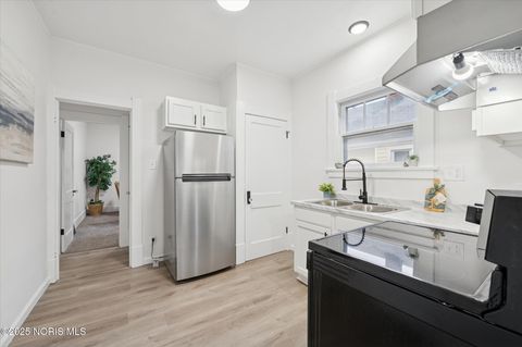 Tiny photo for 1044 Hawk Street, Toledo, OH 43612 (MLS # 10000438)