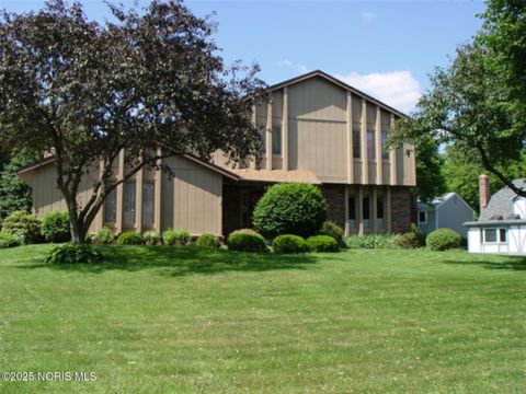Photo of 4464 Meadow Creek Court, Toledo, OH 43614 (MLS # 10000566) Photo of 4464 Meadow Creek Court, Toledo, OH 43614 (MLS # 10000566)