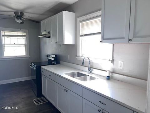 Tiny photo for 2555 Oak Grove Place, Toledo, OH 43613 (MLS # 10006624)