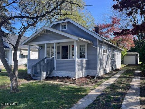 Photo of 2555 Oak Grove Place, Toledo, OH 43613 (MLS # 10006624)