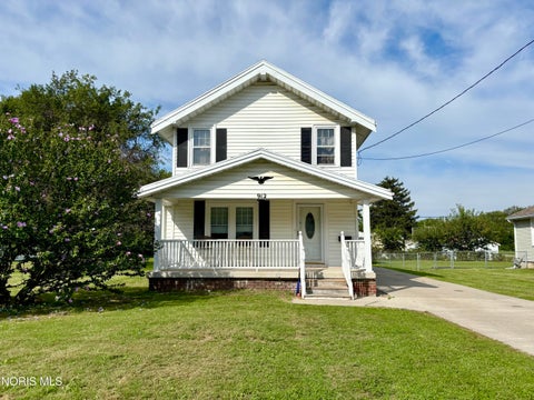 Photo of 912 Mambrino Road, Oregon, OH 43616 (MLS # 10013438)