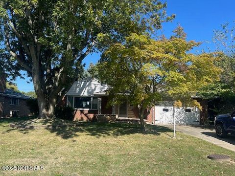 Photo of 2819 Randall Drive, Oregon, OH 43616 (MLS # 10001038)