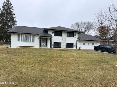 Photo of 3748 S Beverly Hills Drive, Toledo, OH 43614 (MLS # 10004402)