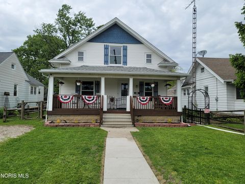 Photo of 211 E Perry Street, Walbridge, OH 43465 (MLS # 10007891)