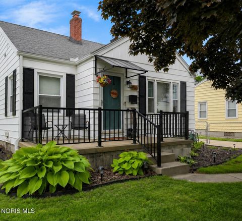 Photo of 906 7th Street, Maumee, OH 43537 (MLS # 10008330)