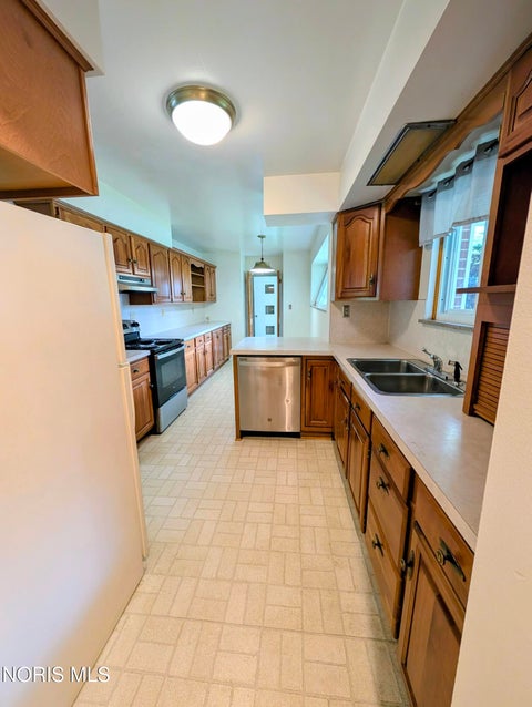 Tiny photo for 814 N Grove Street, Bowling Green, OH 43402 (MLS # 10008844)