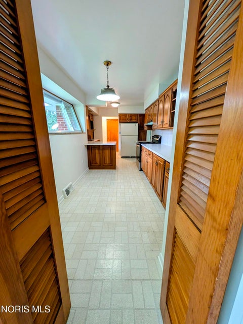 Tiny photo for 814 N Grove Street, Bowling Green, OH 43402 (MLS # 10008844)