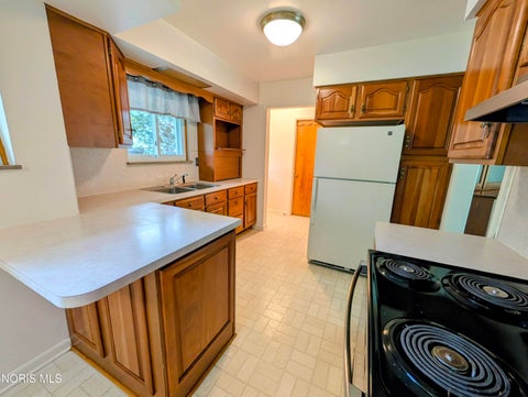 Tiny photo for 814 N Grove Street, Bowling Green, OH 43402 (MLS # 10008844)