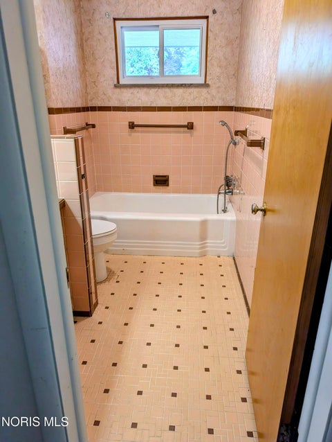 Tiny photo for 814 N Grove Street, Bowling Green, OH 43402 (MLS # 10008844)