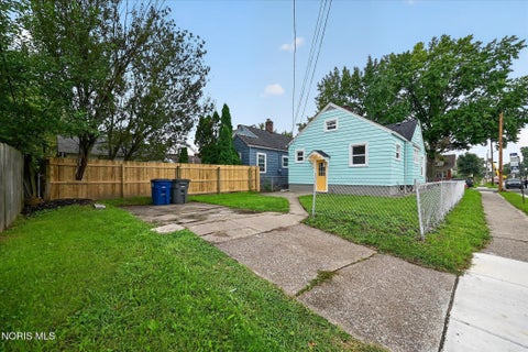 Tiny photo for 901 Toronto Avenue, Toledo, OH 43609 (MLS # 10013587)