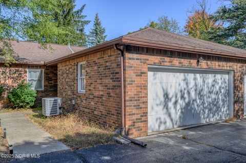 Photo of 4239 W Central Avenue, Ottawa Hills, OH 43606 (MLS # 10000292)