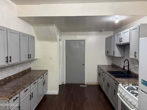 Tiny photo for 701 Brighton Avenue, Toledo, OH 43609 (MLS # 10012047)