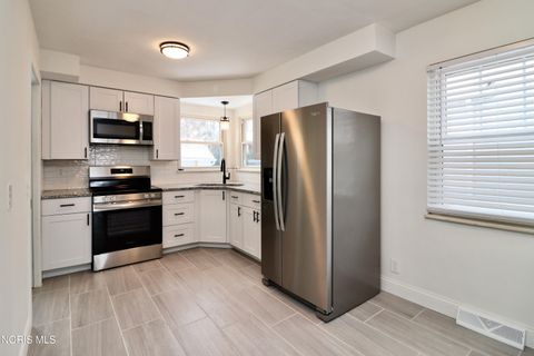 Tiny photo for 146 Jennings Road, Rossford, OH 43460 (MLS # 10005225)