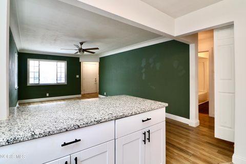 Tiny photo for 146 Jennings Road, Rossford, OH 43460 (MLS # 10005225)