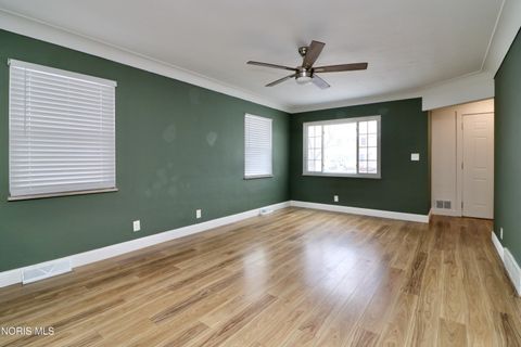 Tiny photo for 146 Jennings Road, Rossford, OH 43460 (MLS # 10005225)