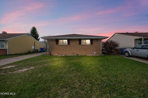 Photo of 802 W Capistrano Avenue, Toledo, OH 43612 (MLS # 10006136)