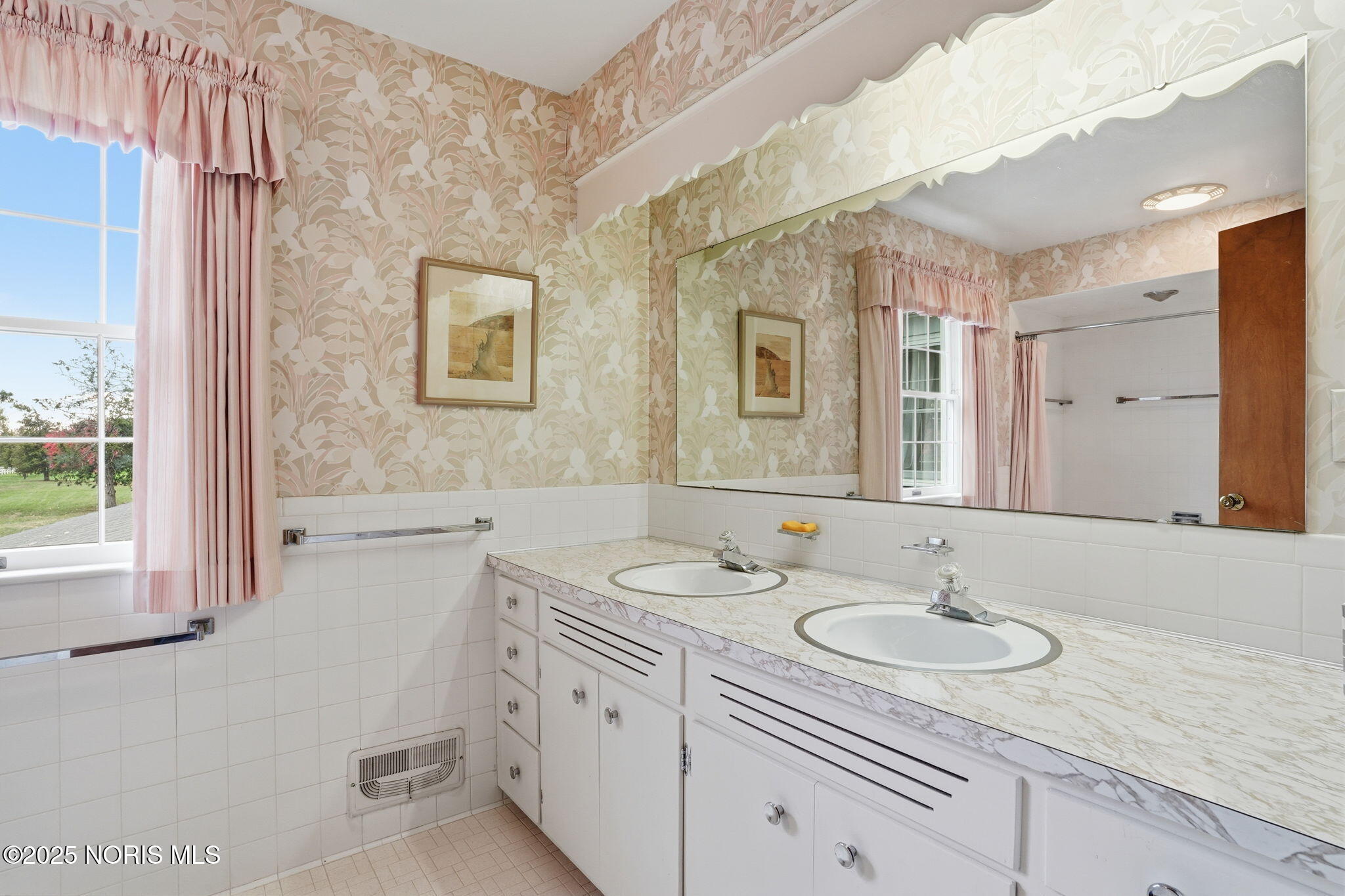 Findlay, Ohio 45840, United States, 5 Bedrooms Bedrooms, ,4 BathroomsBathrooms,Residential,Active,236562