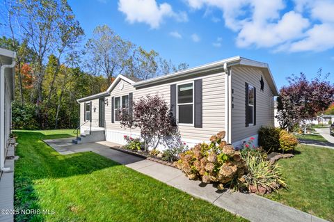 Photo of 573 Waterview Circle, Lima, OH 45804 (MLS # 10000340)