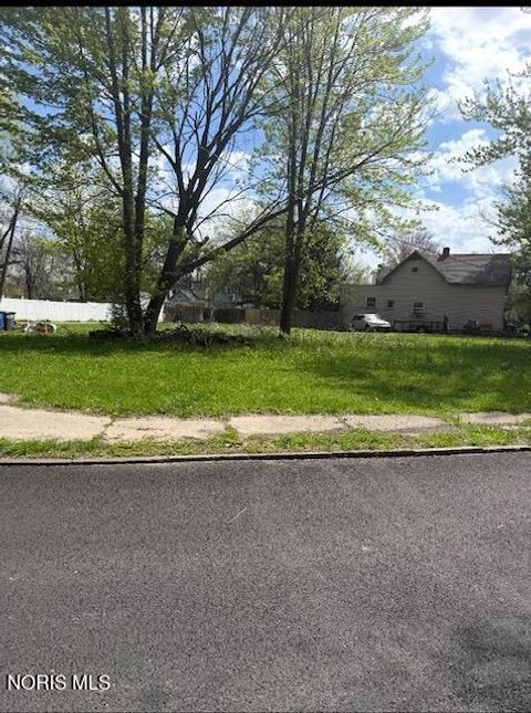 Photo of 670 Lorain Street, Toledo, OH 43609 (MLS # 10006923)