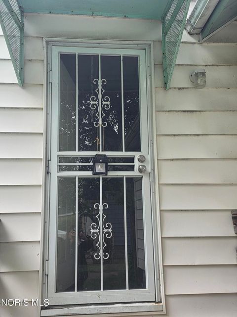 Tiny photo for 1628 Lebanon Street, Toledo, OH 43605 (MLS # 10008098)