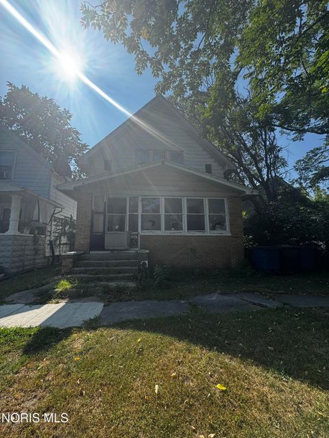 Photo of 824 Bartley Place, Toledo, OH 43609 (MLS # 10004603)