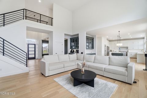 Tiny photo for 17 Hawthorne Crossing, Perrysburg, OH 43551 (MLS # 10005747)