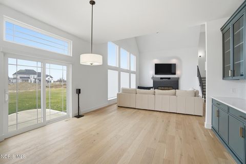 Tiny photo for 17 Hawthorne Crossing, Perrysburg, OH 43551 (MLS # 10005747)