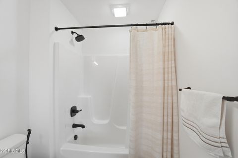 Tiny photo for 17 Hawthorne Crossing, Perrysburg, OH 43551 (MLS # 10005747)