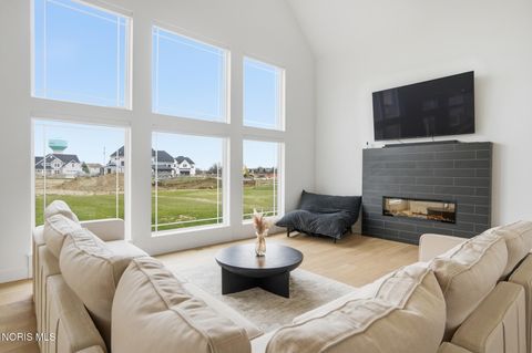 Tiny photo for 17 Hawthorne Crossing, Perrysburg, OH 43551 (MLS # 10005747)